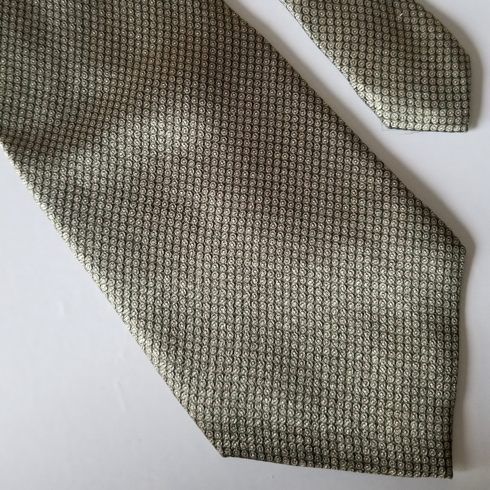 Bill Blass Men's  Green and Cream 100% Silk Tie